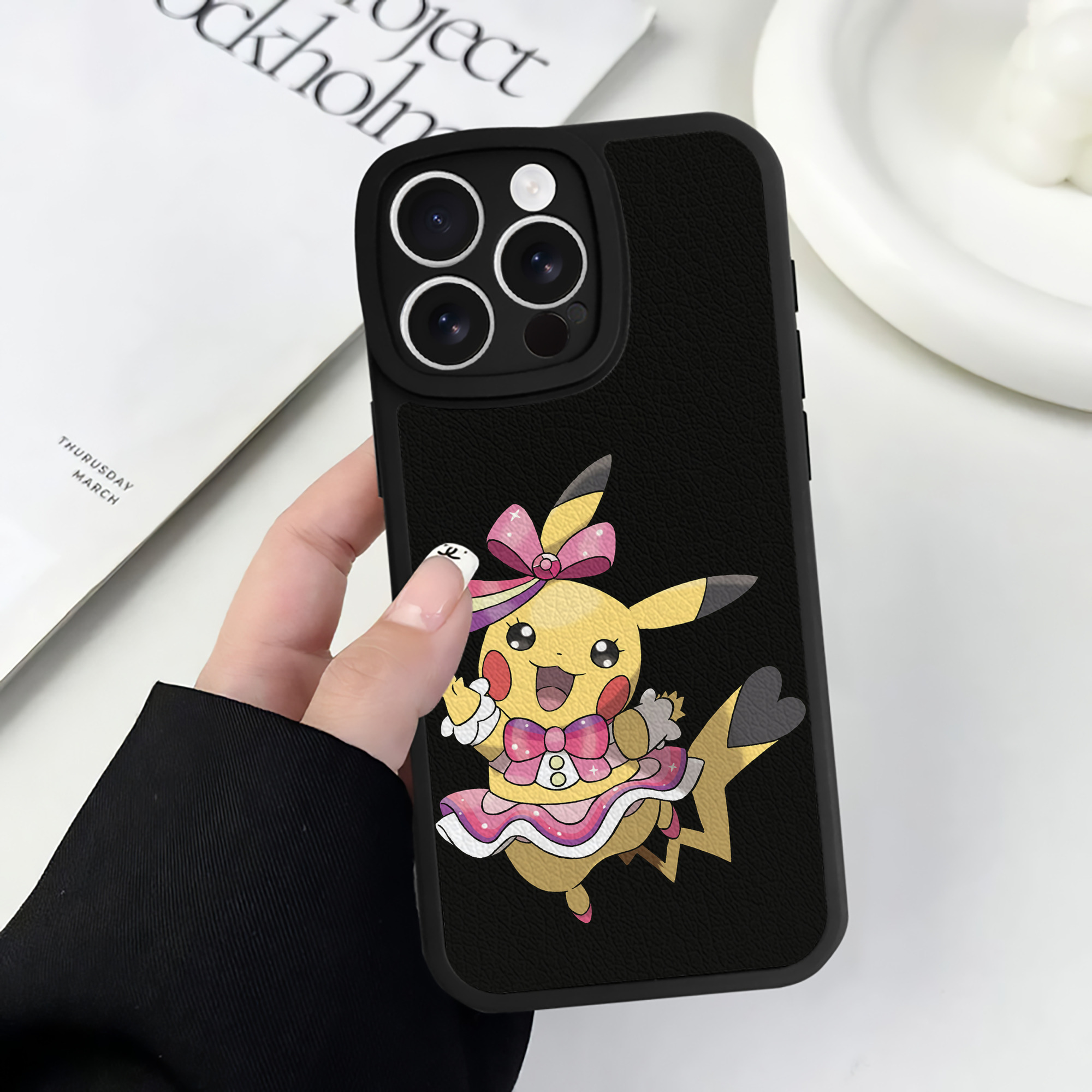 （画像用） ポケットモンスター Pokémon 【iPhone 16シリーズ対応】シリコンスマホケース（レザー調） 材質：シリコン